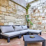 File-1 By Interhome شقة *